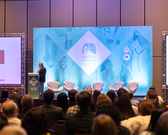 SBPT — palestra no palco do congresso.